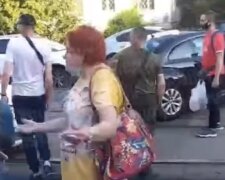 Разгневанные киевляне перекрыли оживленную улицу, видео: "Пусть полиция приезжает и..."