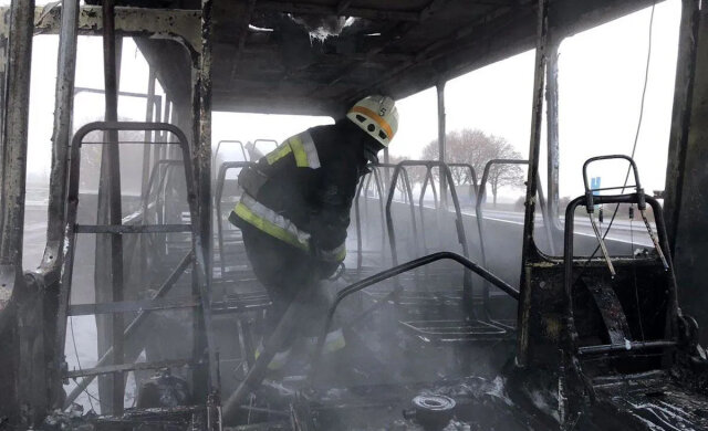 Автобус с пассажирами загорелся на ходу, кадры ЧП: "Черный дым укрыл все вокруг"