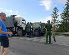 Водій вантажівки розтрощив військову техніку на дорозі: кадри серйозної аварії у росії