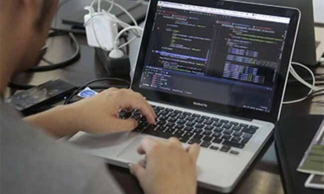 В РФ планируют следить за IT-специалистами и не выпускать их за границу