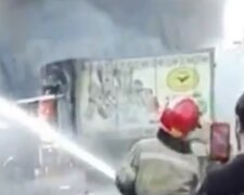 Масштабный пожар охватил рынок в Киеве, небо затянуто черным дымом: видео ЧП