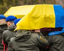 На Дніпропетровщині попрощалися із захисником України, фото: "Залишилася дружина, син з дочкою"