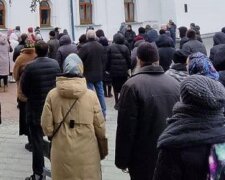 Ситуация в Киево-Печерской Лавре накаляется: людей все больше