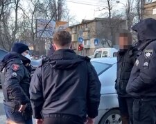 В Одессе банда в сговоре с полицейским заманивала людей через интернет: "приглашали на квартиру, чтобы..."