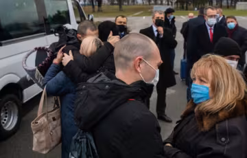 П'ятеро українців змогли обійняти матерів через п'ять років полону: кадри зворушливої зустрічі