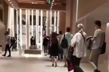 Началась срочная эвакуация: ЧП в новом харьковском ТРЦ, кадры