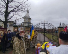 Священник УПЦ закрыл единственный храм перед павшим героем: отпевать пришлось перед воротами церкви