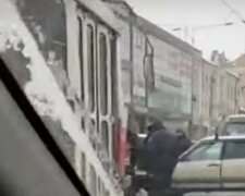 ЧП произошло на трамвайных рельсах в Харькове, кадры: "транспорт остановился"