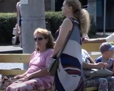 українці, на вулиці, літо, пенсіонери, пенсіонерки, зарплати