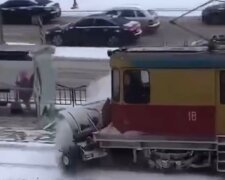 Підняв снігову хвилю: у Харкові трамвай розбив скло на зупинці, відео