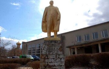 Пам'ятник Леніну знову опинився в епіцентрі скандалу на Одещині: "Не вистачило грошей"