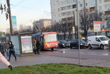 Движение транспорта остановилось во Львове: что произошло, фото ЧП