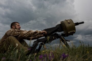 Цілодобово обстрілюють із заборонених калібрів: українські військові про ситуацію на Луганщині
