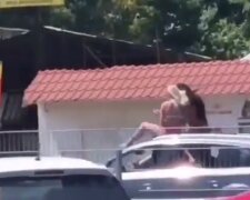 Напівголі дівчата прокотилися на даху авто в Києві, відео: "Ловлять засмагу"