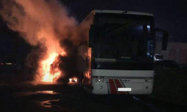 Підозрюваних у організації підпалу польського автобуса відпустили: що відомо