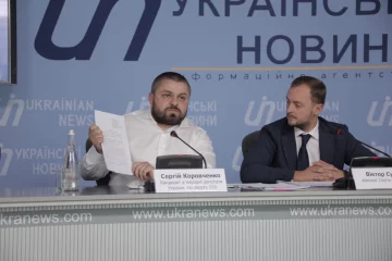 Коровченко демонструє звернення до Зеленського