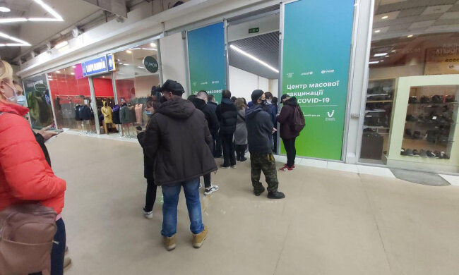 Українці шикуються у величезні черги для вакцинації, нерви людей не межі: фото з місця