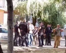 Неадекват пригрозил взорвать гранату на школьной площадке: кадры беспредела в Одессе