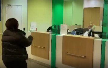 В России опозорились нелепым видео с сотрудницей банка: "Бросила деньги на пол и..."