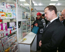 »Больной» Медведев уехал лечиться на лыжный курорт с подругой — фото