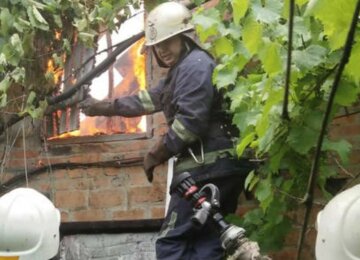 На Харківщині блискавка влучила в будівлю, кадри: "вогонь охопив весь дах"