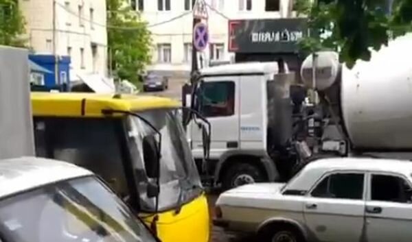 У Києві пасажири маршрутки потрапили у водну пастку, відео: "Не можуть вийти"