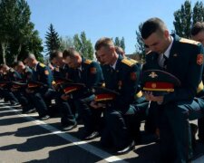 В "ДНР" курсанты стали на колени перед оккупантами, заявление офицера ВСУ: "Надеюсь их увидят..."