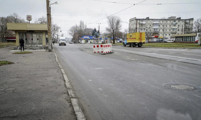 У центрі Дніпра дорога "пішла під землю": кадри з місця подій