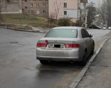 В Киеве водителю жестко "прилетело" за неправильную парковку: "оставили привет..."