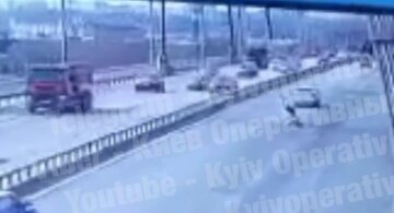 В Киеве человек упал с моста на проезжую часть: кадры и подробности с места трагедии