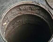 НП в Києві: людину заварили під люком в каналізації, що сталося