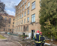 Пожар разгорелся в здании института в Киеве: на месте много спасателей и техники, кадры
