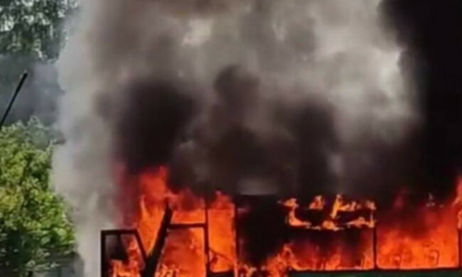 Люди вискакували з палаючої маршрутки в Харкові: перші кадри з місця НП