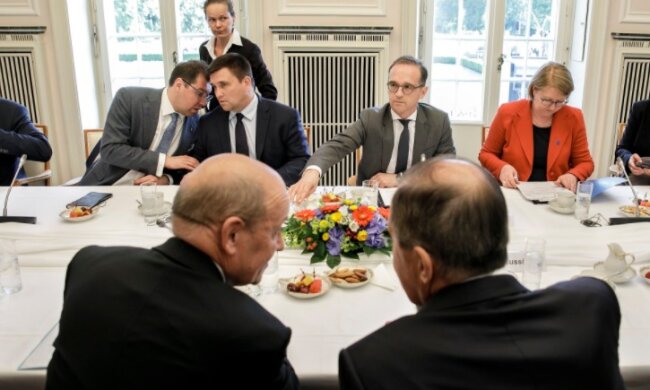 Головне за ніч: історична зустріч Трампа та Кім Чен Ина і підсумки «нормандської четвірки»