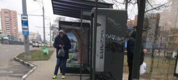 "Это все из нашего кармана": в Харькове вандалы разгромили автобусную остановку, фото