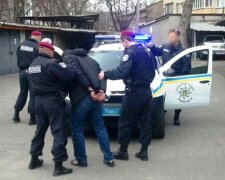 На Одещині чоловік накинувся з ножем на перехожого: подробиці того, що сталося