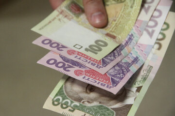 Фальшиві гроші заполонили Україну, в магазинах паніка: як не потрапити в пастку