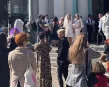 Под марш и крики "горько": влюбленные харьковчанки отметили свадьбу, видео