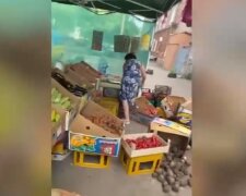 Женщина разнесла торговую лавку в Одессе: видео погрома