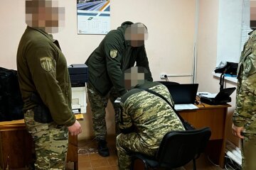 "Боевые" выплаты для военных шли не в те руки, ущерб достигает миллионов: раскрыта преступная схема
