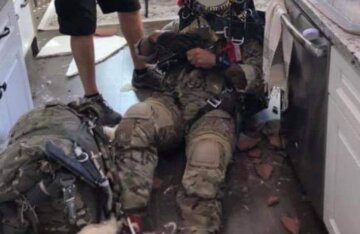 Военные учения закончились ЧП: парашютист пробил крышу дома и приземлился на кухне, фото