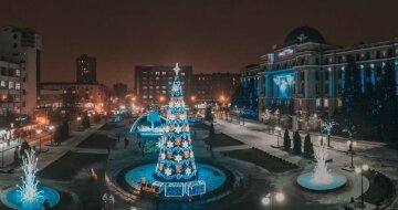 В Харькове открыли еще одну новогоднюю елку, фото: "курсирует поезд с машинистом"