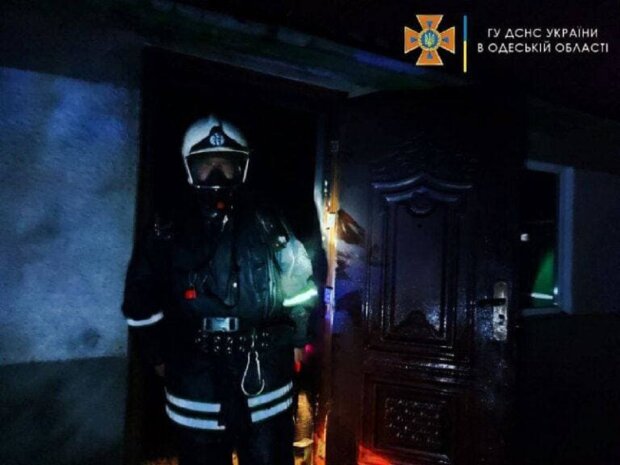 Тіло людини знайшли в згорілому будинку: кадри і деталі загадкової трагедії під Одесою