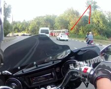 Мотоциклист с пассажиром слетели с дороги прямо под трамвай: момент попал на видео