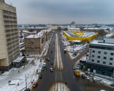 Головна дорога Дніпра довела до нервового тику городян, фото: "через рік після ремонту"