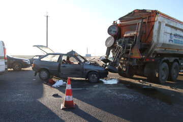 На трасі Дніпро-Кривий Ріг легковик врізався у вантажівку: є загиблі, фото з місця