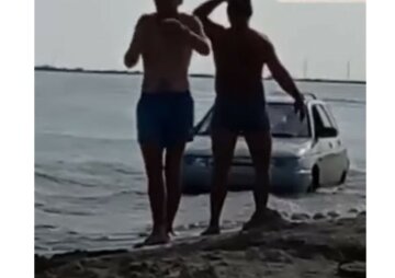 Авто затянуло в Азовское море, видео: "трое мужчин пытались вытащить"