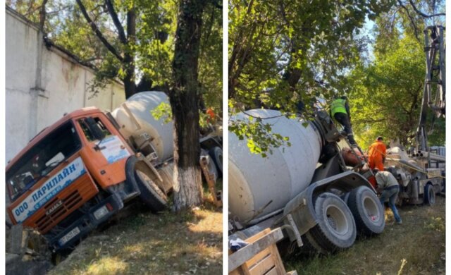 В Одессе бетономешалка съехала с дороги и перевернулась, кадры аварии: "Откачивают раствор"