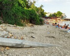 "Рухнет в любой момент": над пляжниками в Одессе нависла серьезная угроза, кадры