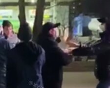 В Одесі зав'язалася бійка через прострочення в магазині: з'ясування стосунків потрапило на відео